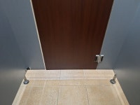 구멍난 칸막이 너머에 남자가?…공용 화장실 포비아 [르포]