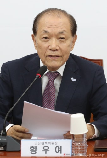 황우여, 이명박 전 대통령 찾아간다…현충원 찾아 대통령 묘역 참배