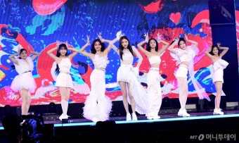 오마이걸 먹던 물병이 경품?..대학 축제 아이돌 상품화 논란