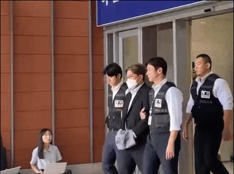 [영상]마스크 쓴 김호중, 경찰에 이끌려 호송차로…