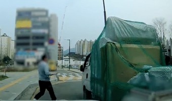 '속수무책' 비탈길 내려가던 트럭... 운전석 뛰어든 청년이 세웠다[영상]