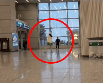 사람 지나가도 아랑곳…인천공항 한복판서 테니스 친 '민폐 커플'[영상]