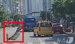 6월인데 37도 펄펄…엿가락처럼 휘어진 도로 분리대