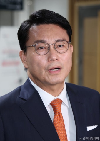 與윤상현 