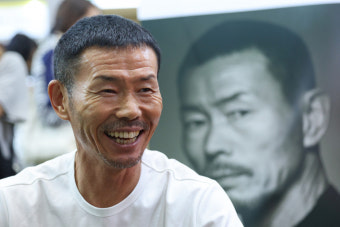 아동학대 논란 속 사인회 간 손웅정… 팬들에 환한 웃음