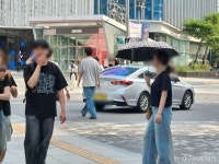[르포]보도 가로지른 택시, 쌩쌩 오토바이…여기가 대중교통 전용지구?