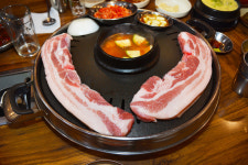 고깃집 어설픈 불쇼에 손님 전치 16주 화상…사장 처벌은?