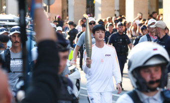 태극기 흔들며 결집한 아미... BTS 진, 파리올림픽 성화봉송