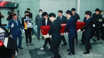 가요계 큰 별 떠났다… 고 현철 영결식, 100여명 후배 눈물로 배웅