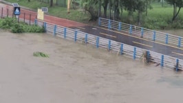 농구골대 그물까지 찬 중랑천…동부간선 통제에 꽉 막힌 도로[르포]