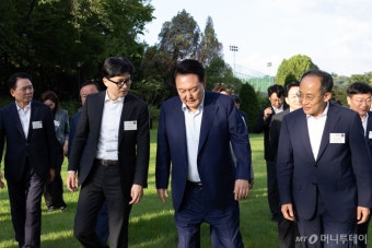 윤 대통령, 한동훈 손잡고 