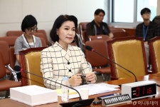 최민희 이진숙, 뇌 구조 문제 vs 이진숙 이상 없고 사과하라