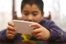 너 스마트폰 중독이야 자녀 탓만?…부모 뜨끔할 연구 결과 나왔다