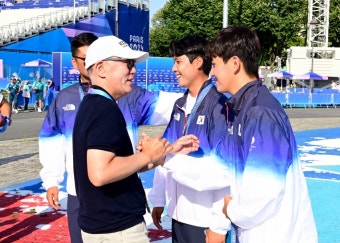[포토]김제덕 양궁 대표와 손 맞잡은 정의선 회장