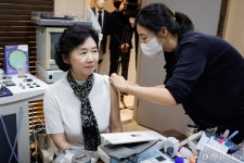 백신 안돼 의사가 퍼뜨린 가짜뉴스…코로나 재확산에 또 판친다