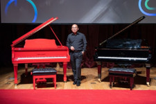 긴장감 넘치는 피아노 배틀...연주자 누군가 봤더니 AI 작곡가