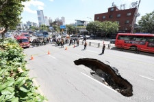 연희동 싱크홀 근처 땅 속에 구멍?…30m 옆엔 도로침하