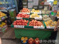 과일값 내렸다던데…30분째 못 채운 장바구니, 한숨만 푹푹[르포]