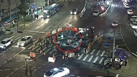 고려대역 근처 1m 싱크홀…원인 미상, 오늘 중 차량 통행 재개
