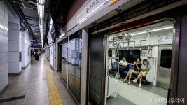 전동차 지붕에서 연기나요…1호선 독산역서 승객 300여명 대피