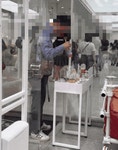 매장 앞에 둔 음료들 마음대로 마신 남성…한국이냐 누리꾼 충격[영상]