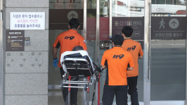 살려주세요 4m 옹벽 밑 떨어진 할머니…휴가중 소방관 부부가 구했다