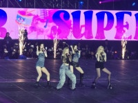 전세계 K-팝 팬 1만명 영종도로…방 없어요 호텔들 난리 난 사연[르포]