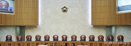 생수 못 사고 쩔쩔…휠체어 경사로 없는 편의점, 국가 직무유기?