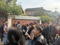 난생 처음 조용한 아침…통금 생긴 북촌 한옥마을 오픈런[르포]