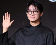 안경이 신의 한 수…트리플스타, 고교 졸업사진에 깜짝