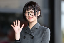 뉴진스 하니, 차분한 투피스에 안경 쓱…1100만원대 공항패션