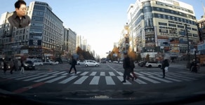[영상]브레이크로 착각 횡단보도 5명 덮쳤다…옆차량 블랙박스 보니 아찔