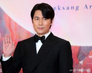 정우성, 일반인 여성에 DM 논란…할리우드 스타 사례 재조명