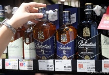 예전만큼 안팔리네...발렌타인·로얄살루트 출고가 최대 13% 인하