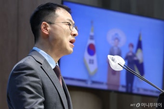 與 김상욱 