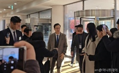 해임안 오른 박재현 한미약품 대표, 주총장 입장…침묵 속 미소