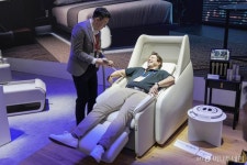 [르포]이정재 없어도 긴 줄…안마 끝낸 외국인 아이 라이크 잇