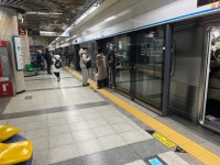 서울지하철 꼭 타야 이유 알았네…승강장 벽에 딱 붙은 뉴요커들