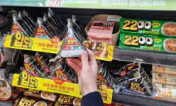 삼각김밥도 가성비 경쟁...CU, 최저가 990원 삼각김밥 출시