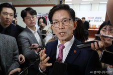 김문수 고용장관 대선 출마?…지금 그런 말 국민께 예의 아냐