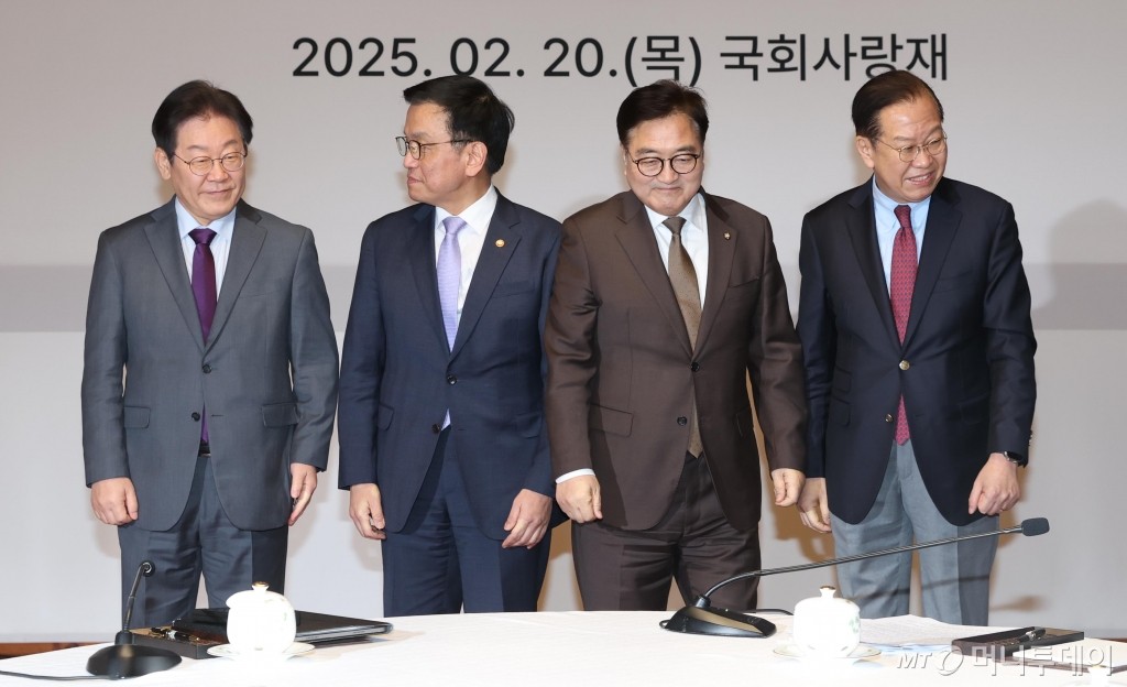 21대 대통령 선거, 이재명 vs 김문수 vs 이준석 TV토론 강한 공방, 후보들의 격렬한 입장 강조