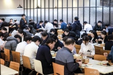 커지는 급식판에 대기업 숟가락 전쟁…부당거래 안돼 두눈 뜬 정부