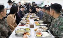 학교는 못들어가 급식업계 이유 봤더니…법에 막힌 밥
