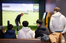 K-스크린 골프 미국도 홀릭…카카오VX, 직영점 열었다