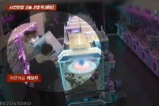 앞뒤로 흔들흔들…돈 안 내고 뽑기 기계서 인형 절도 한 남성 무리