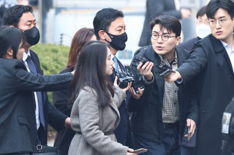 '구속영장 심사' 출석 김성훈, 비화폰 삭제·김 여사 총기 발언 부인