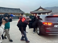 바람에 불길 튀자 기함…약 챙겨요 하회마을 어르신들 긴급 대피