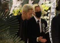 父 장제원 빈소 상주 노엘…일부 조문객과 눈물 흘리기도