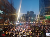 윤 대통령 탄핵심판 선고 15시간 전… 찬반 헌재 앞 총집결