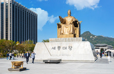 광화문광장, 세종대왕·이순신 장군 동상 '봄맞이 세척'